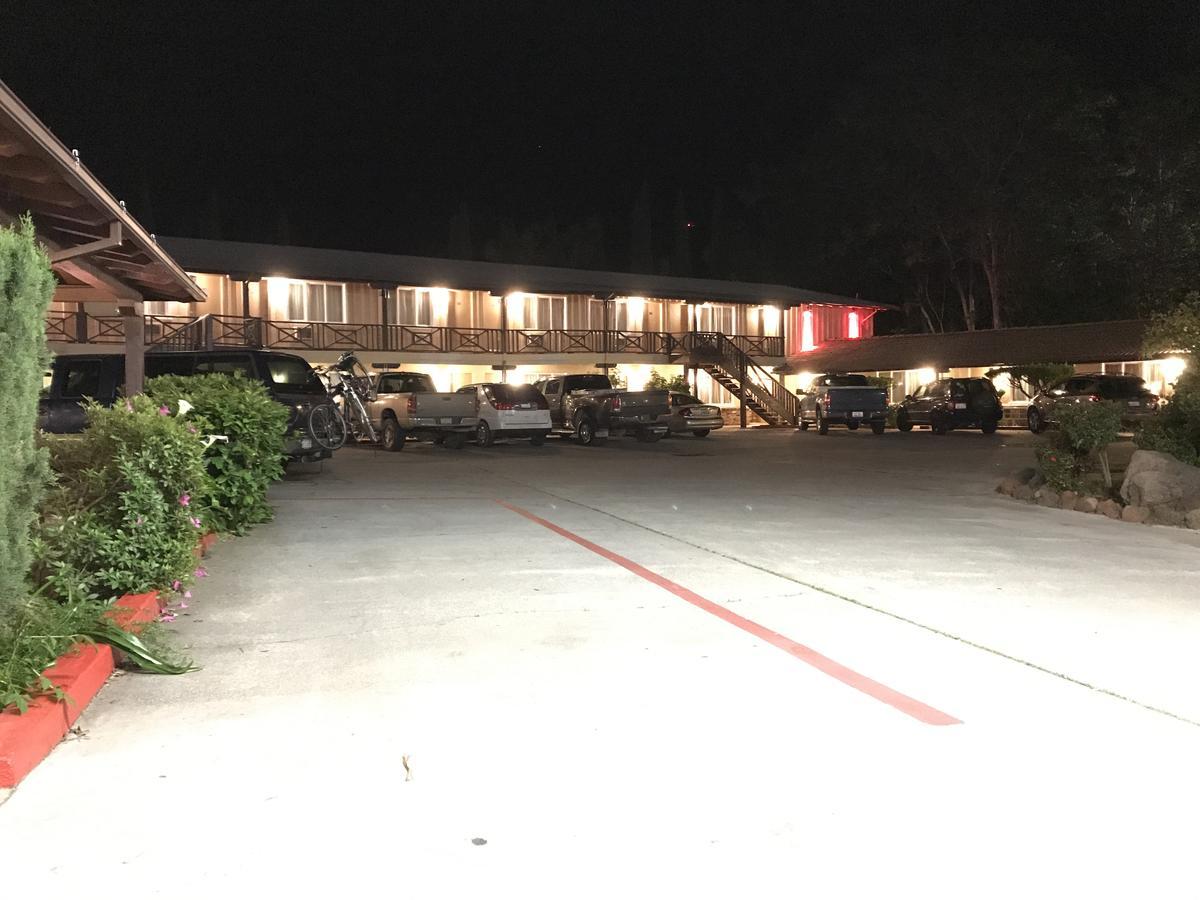 Red Bluff Inn Eksteriør billede
